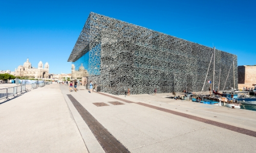 Photo du musée des Civilisations de l'Europe de Marseille avec un ciel bien bleu