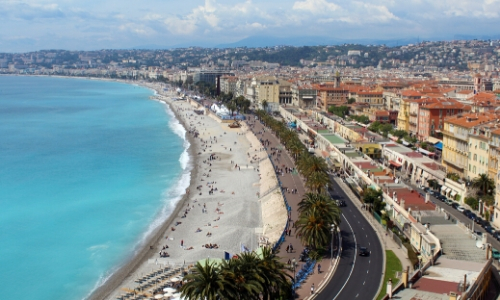 Vue sur le bord de mer de Nice avec plages et bâtiments