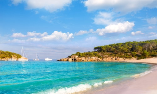 Vue sur la plage de Cala Mondrago en Sardaigne, dans le parc naturel de Mondrago