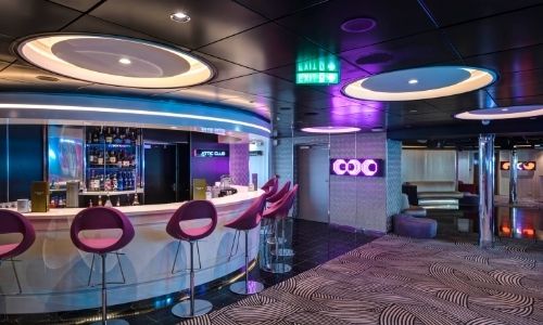 discothèque sur un bateau de croisière dans une ambiance bleue violette