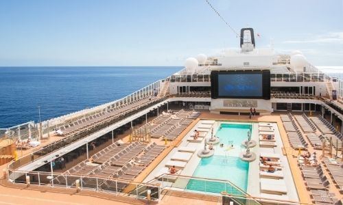 espace sur le pont extérieur du MSC Meraviglia, énorme écran plat et piscine