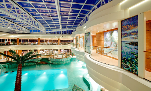 La piscine intérieur du MSC Fantasia