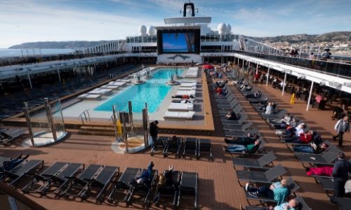 Le pont extérieur du MSC Grandiosa et sa piscine