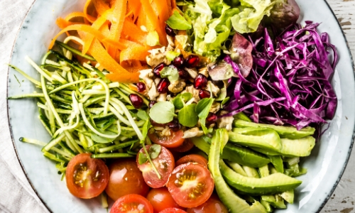 Assiette de crudités : choux rouge, avocat, tomates, carottes, choux blanc