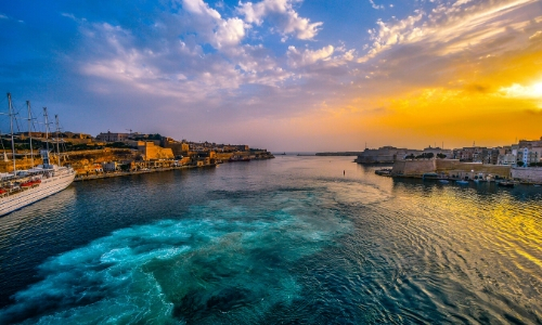 Mer Méditerranée calme, dans un port