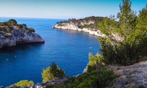 Falaises et eau turquoise dans une calanque de Marseille