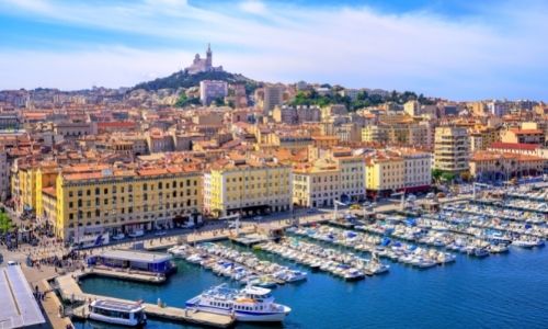 Port de Marseille et immeuble côtiers de la ville avec la montagne en arrière-plan 