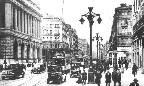 Photo en noir et blanc qui représente la Canebière de Marseille à l’époque.