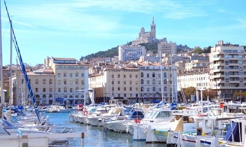 Vieux-Port de Marseille avec les nombreux bateaux à quai. Au fond, la ville.