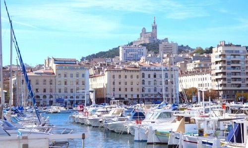 Vieux-Port de Marseille avec les nombreux bateaux à quai. Au fond, la ville. 