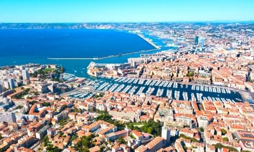 Ville de Marseille en vue aérienne sur les habitations et le Vieux-Port