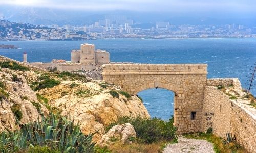 Vue des îles du Frioul avec, à l’arrière-plan, la ville de Marseille