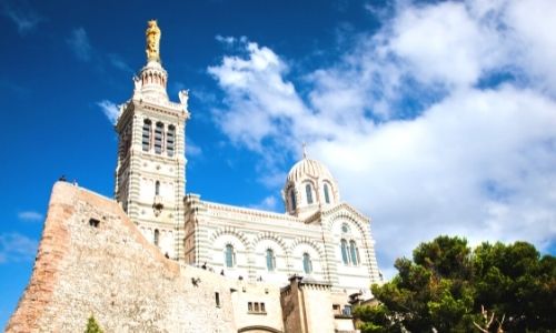 Vue en contreplongée de l’édifice Notre-Dame de la Garde de Marseille