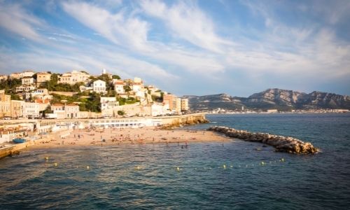 Plage de Marseille avec de nombreux touristes qui profitent de la douceur de la Méditerranée