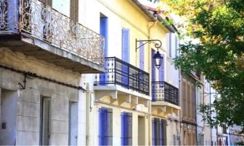 Ruelle colorée, aux volets bleus dans le quartier du Panier à Marseille 