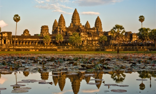 Coucher de soleil sur un temple, calme