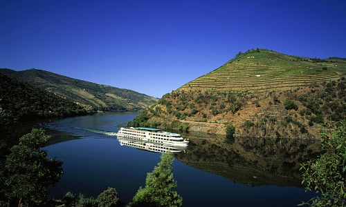 Vue sur un bateau de CroisiEurope sur une rivière, ambiance nature