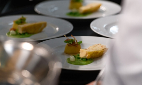 Photographie de plats gastronomiques, assiettes avec petites bouchées 