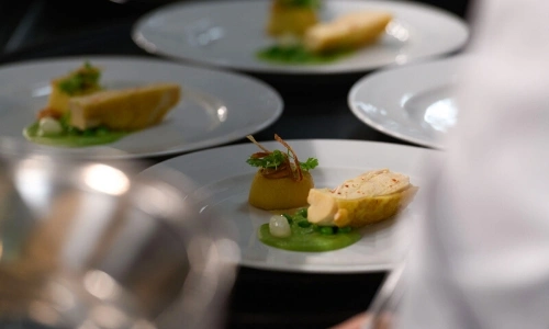 Photographie de plats gastronomiques, assiettes avec petites bouchées
