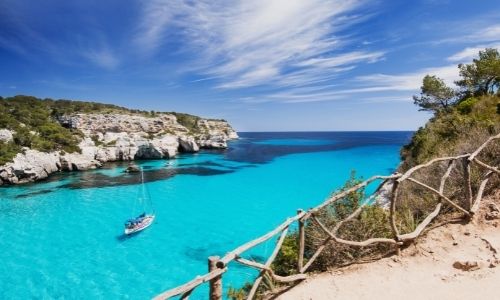 Paysage luxuriant de la Méditerranée avec un bateau au milieu de la mer