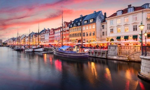 La ville colorée de Copenhague au Danemark avec petits voiliers aux abords et habitations colorées