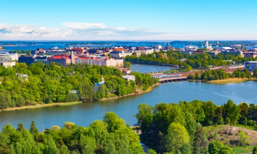 Vue aérienne sur Helsinki en Finlande et sa verdure imposante avec habitations