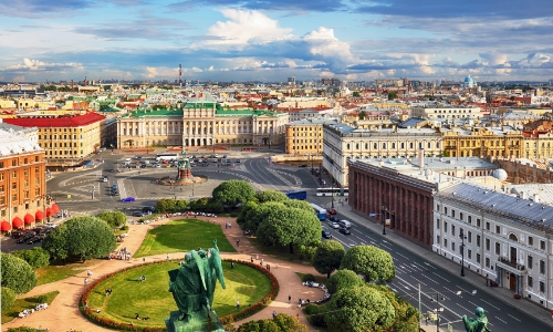 Vue aérienne sur la ville de Saint-Pétersbourg en Russie avec une grande place au centre et bâtiments tout autour avec parc