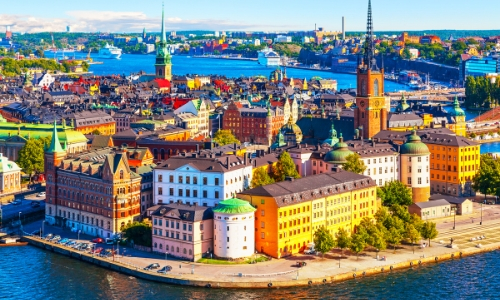 Vue aérienne sur la vieille ville de Stockholm, avec habitations colorées au bord de la mer Baltique