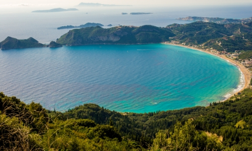 La plage de sable de la baie Agios Georgios de Corfou