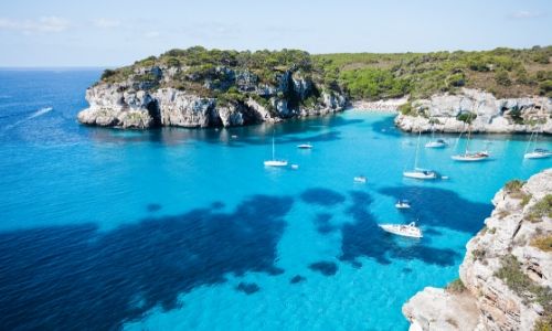 Vue sur Minorque, île des Baléares avec mer limpide et rochers 