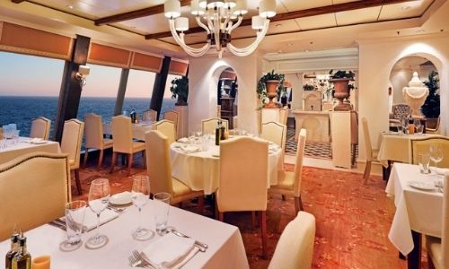 Restaurant du bateau Norwegian Epic avec vu sur la mer