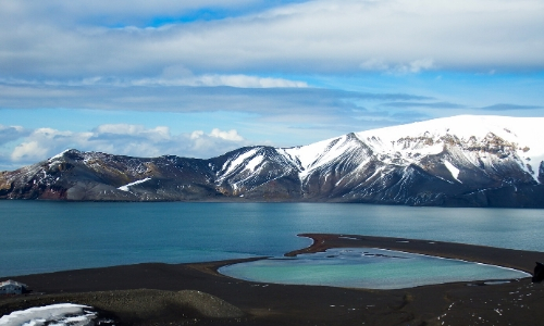 Montagnes enneigées et lac, île de la Déception, antarctique