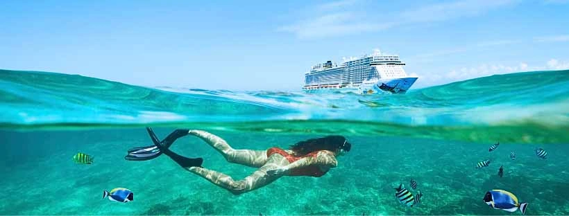 fille qui fait de la plong&eacute; sous marine aux Cara&iuml;bes avec un bateau de croisi&egrave;re en fond 