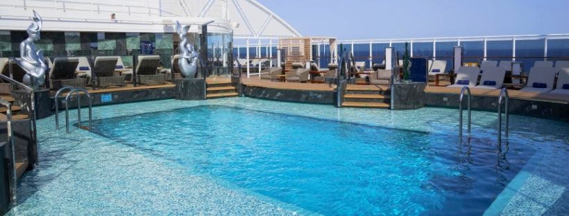 Piscine extérieure à bord d'un navire MSC Croisières