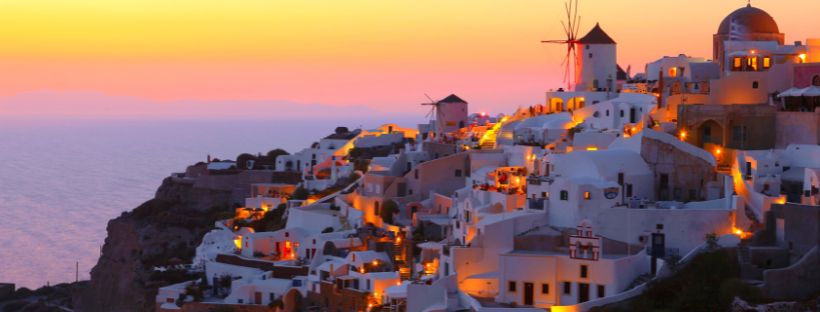 Coucher de soleil à la pointe d'oia à santorin l'ile grecque