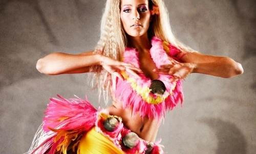 Danseuse tahitienne avec tenue typique, fleurs, plumes, coquillages