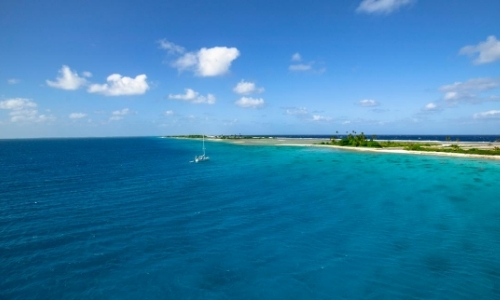 Vue aérienne sur côte sable blanc avec eau translucide 