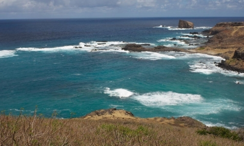 Vue sur des côtes rocheuses, mer agitée 