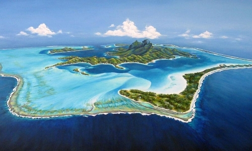 Vue aérienne sur île de Bora-Bora avec sable blanc, verdure, eau turquoise, bleu translucide 