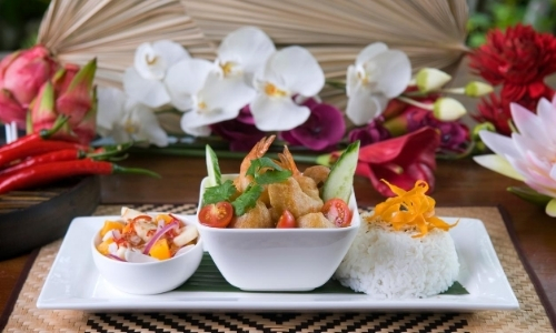 Spécialité culinaire de la Polynésie avec riz, crevettes panées, légumes