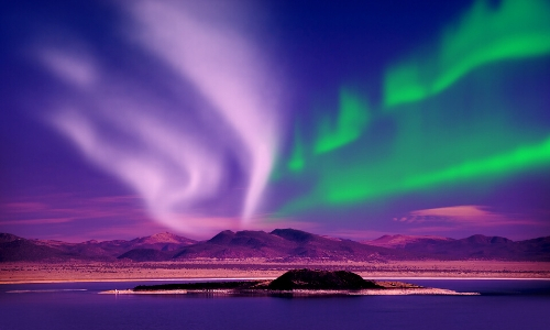 Vue sur les aurores boréales, violet et vert