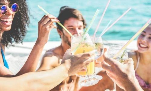 Groupe d'amis s'amusant en buvant un cocktail