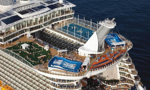 Vue aérienne de l'Allure of the Seas avec un aperçu du Flowrider