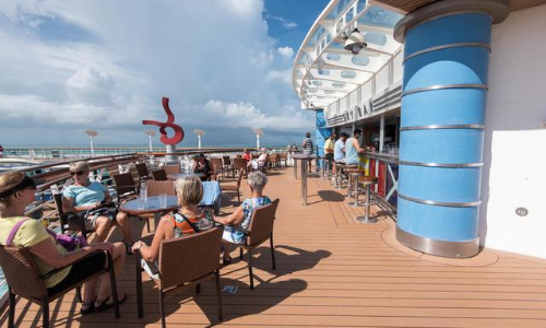 Le Sky Bar avec une vue imprenable sur la mer