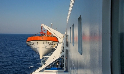 Canot de sauvetage sur le navire