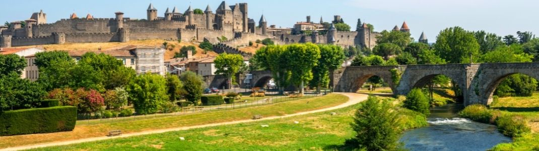 La Cité Médiévale de Carcassonne proche du Canal de Midi
