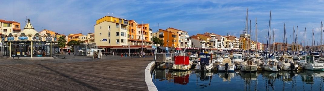 Cap d'Agde avec les bateaux au port et un carrousel 