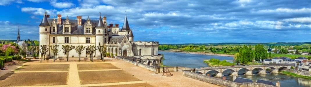 Le château royal d'Amboise longé par le fleuve Loire en France