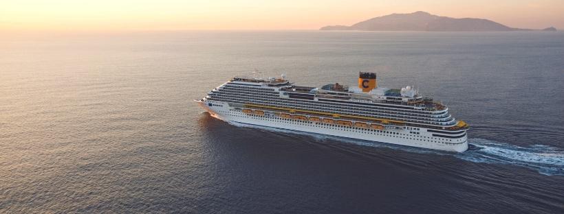 Le navire Costa Diadema en mer Méditerranée au couché du soleil