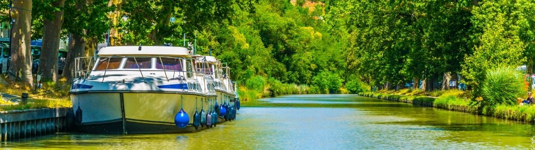 Une péniche sur le canal du Midi proche de Carcassonne en France